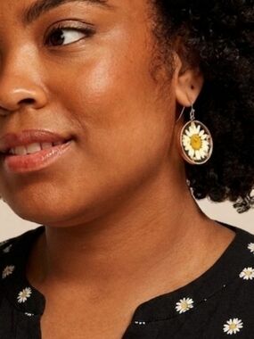 Maurices Gold Hoop Earrings with White Daisy and Yellow Center